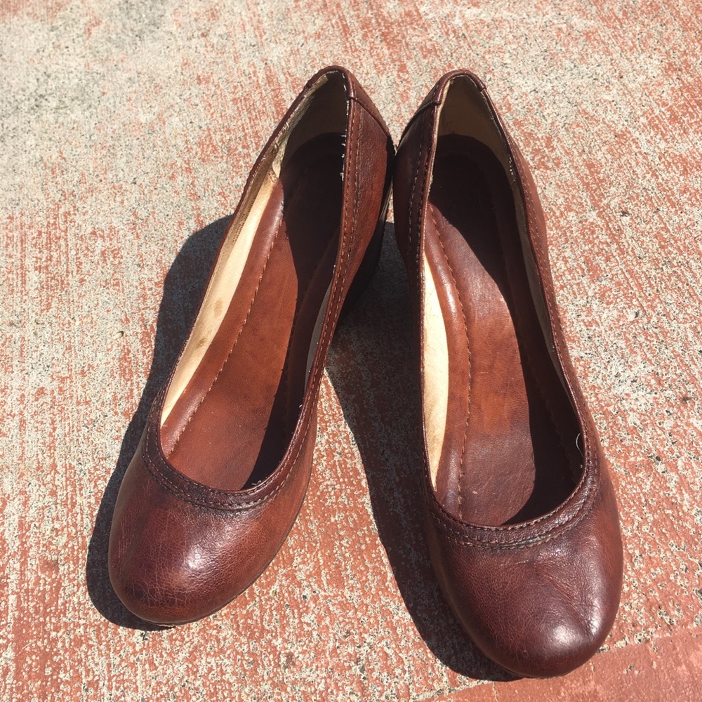 Beautiful Frye Carson Wedge Pump - Picture 8 of 8